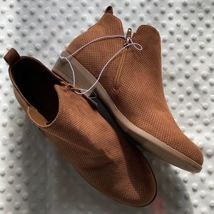 NWT universal thread brown booties size 11